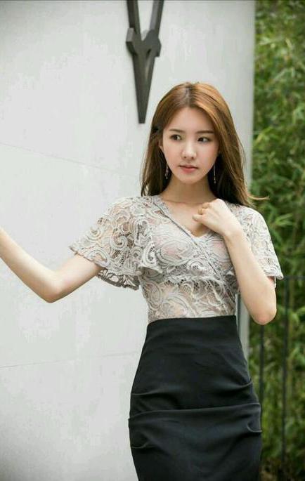 老师趴讲台把腿张开让学生背单词