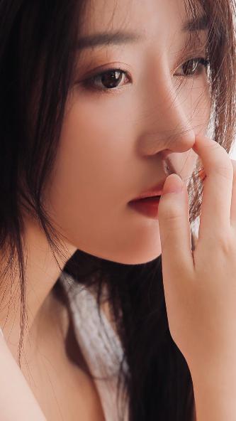 为啥女的舒服了要摸自己的胸